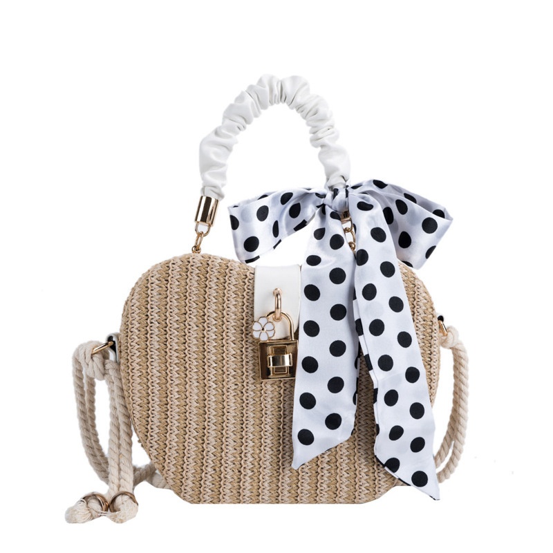 Crossbody torba od slame s oblikom jabuke, pleteni uzorak, zatvarač i detalj svilenog šala, unutarnji džepovi za telefon i identifikacijsku karticu, jedna naramenica, trodimenzionalna silueta