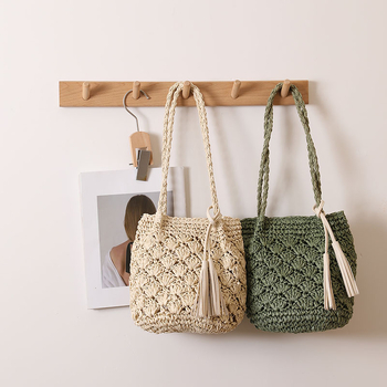 Geantă de umăr țesută, cu ciucuri, din hârtie, căptușită cu poliester, închidere magnetică, curele duble