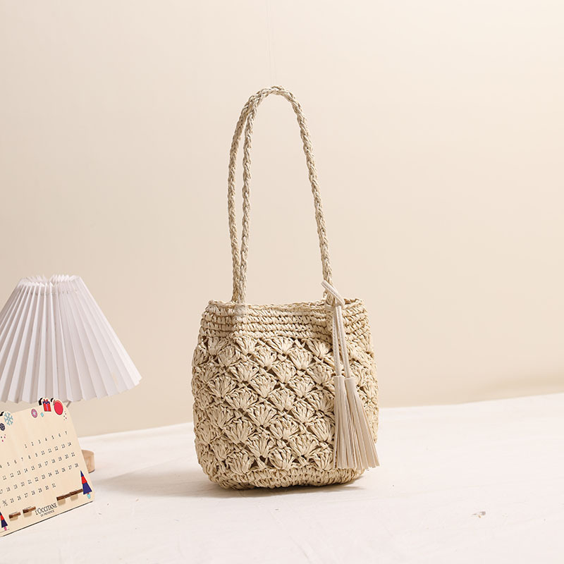 Geantă de umăr țesută, cu ciucuri, din hârtie, căptușită cu poliester, închidere magnetică, curele duble