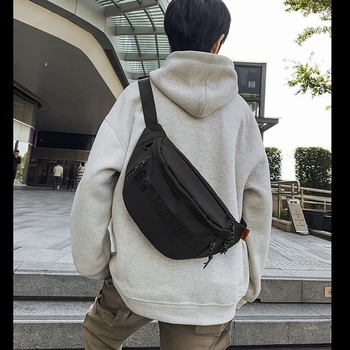 Geantă bărbați crossbody cu capac — PVC, închidere cu fermoar, buzunar pentru telefon, căptușeală din poliester