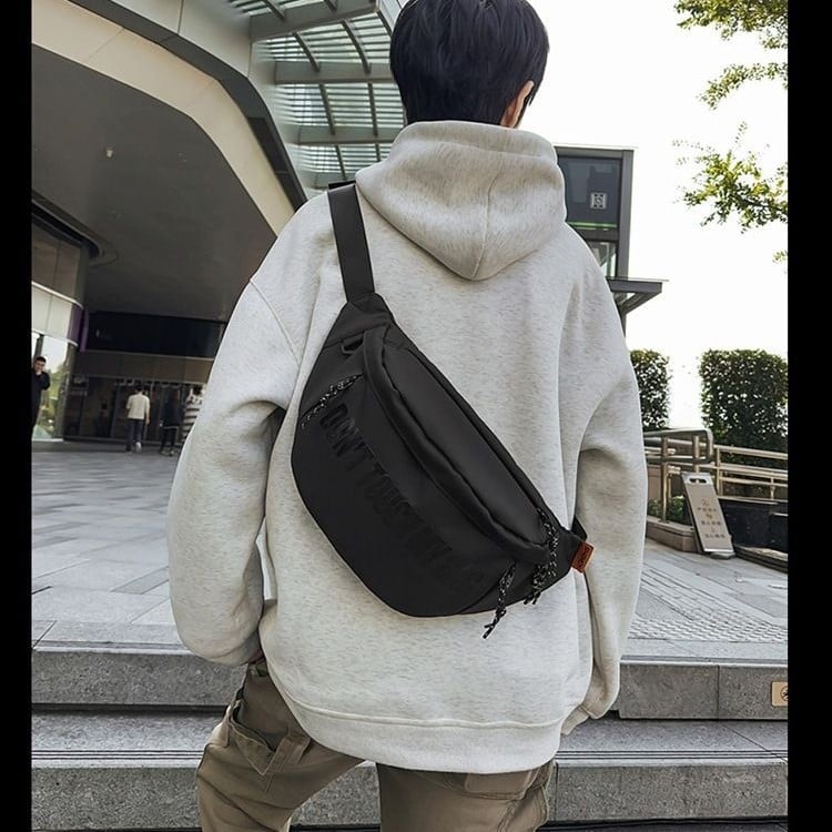 Geantă bărbați crossbody cu capac — PVC, închidere cu fermoar, buzunar pentru telefon, căptușeală din poliester