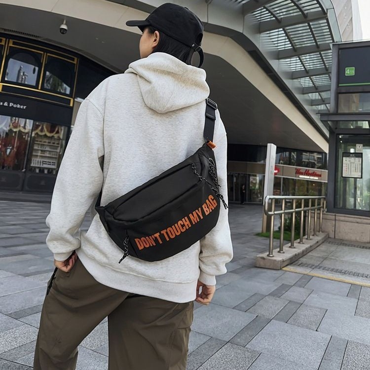 Geantă bărbați crossbody cu capac — PVC, închidere cu fermoar, buzunar pentru telefon, căptușeală din poliester