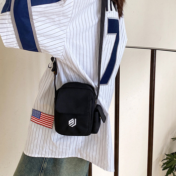 Mala kvadratna crossbody torba, urbanog jednostavnog stila, od kompozitne tkanine, okomiti kvadratni oblik, zatvaranje putem zipa, džep za telefon, torba s poklopcem