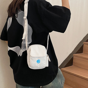 Mala kvadratna crossbody torba, urbanog jednostavnog stila, od kompozitne tkanine, okomiti kvadratni oblik, zatvaranje putem zipa, džep za telefon, torba s poklopcem