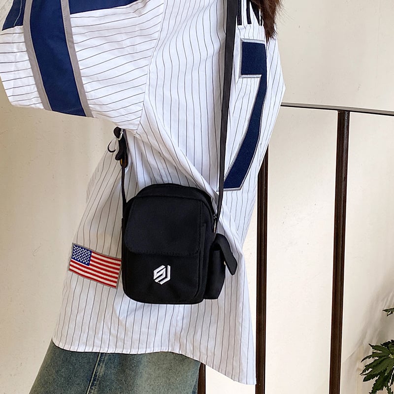 Mala kvadratna crossbody torba, urbanog jednostavnog stila, od kompozitne tkanine, okomiti kvadratni oblik, zatvaranje putem zipa, džep za telefon, torba s poklopcem
