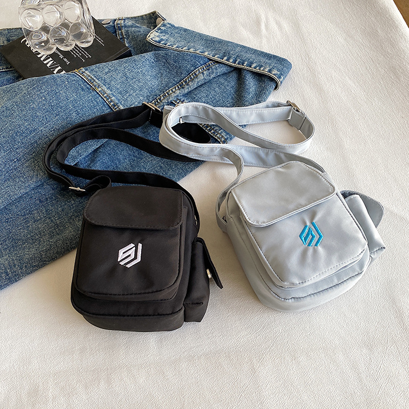 Mala kvadratna crossbody torba, urbanog jednostavnog stila, od kompozitne tkanine, okomiti kvadratni oblik, zatvaranje putem zipa, džep za telefon, torba s poklopcem