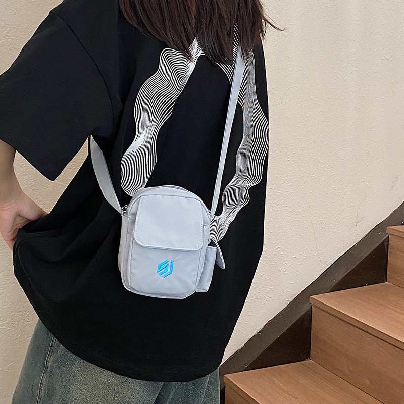 Mala kvadratna crossbody torba, urbanog jednostavnog stila, od kompozitne tkanine, okomiti kvadratni oblik, zatvaranje putem zipa, džep za telefon, torba s poklopcem