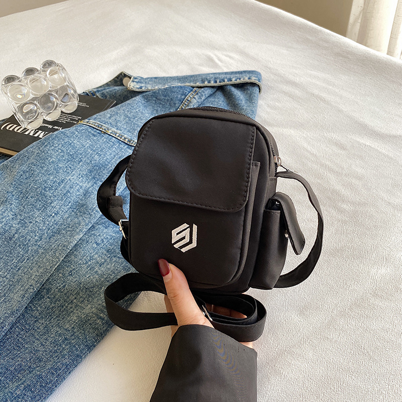 Mala kvadratna crossbody torba, urbanog jednostavnog stila, od kompozitne tkanine, okomiti kvadratni oblik, zatvaranje putem zipa, džep za telefon, torba s poklopcem