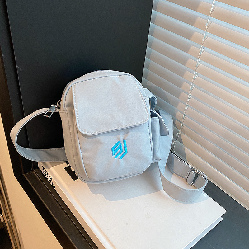 Mala kvadratna crossbody torba, urbanog jednostavnog stila, od kompozitne tkanine, okomiti kvadratni oblik, zatvaranje putem zipa, džep za telefon, torba s poklopcem
