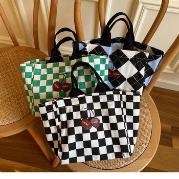 Geantă Tote din pânză cu imprimeu carouri și cireșe, formă pătrată mică, deschidere deschisă, buzunar pentru ID, bretele duble, căptușeală Oxford