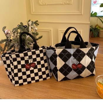 Geantă Tote din pânză cu imprimeu carouri și cireșe, formă pătrată mică, deschidere deschisă, buzunar pentru ID, bretele duble, căptușeală Oxford