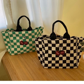 Geantă Tote din pânză cu imprimeu carouri și cireșe, formă pătrată mică, deschidere deschisă, buzunar pentru ID, bretele duble, căptușeală Oxford