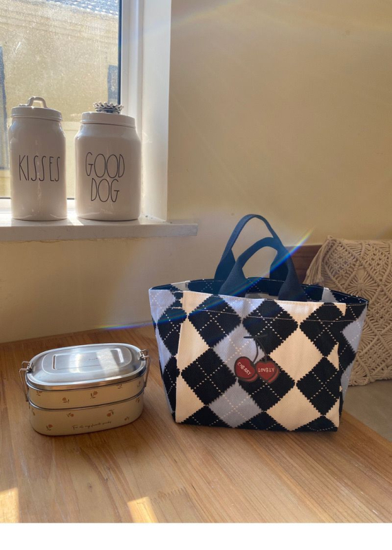 Geantă Tote din pânză cu imprimeu carouri și cireșe, formă pătrată mică, deschidere deschisă, buzunar pentru ID, bretele duble, căptușeală Oxford