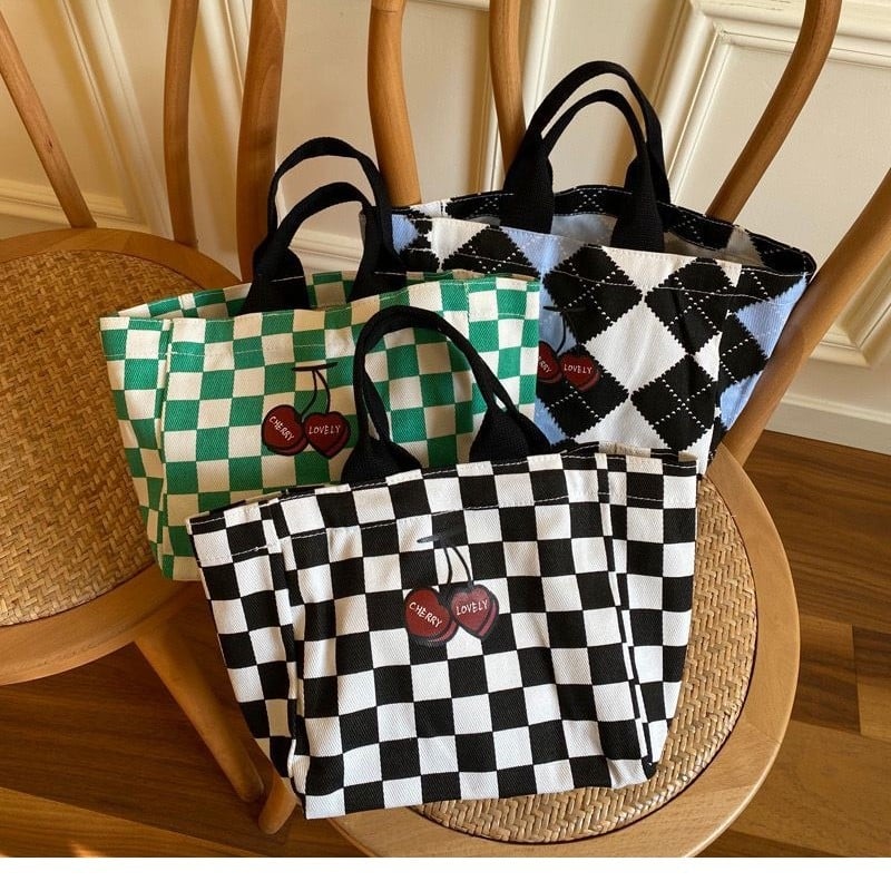 Geantă Tote din pânză cu imprimeu carouri și cireșe, formă pătrată mică, deschidere deschisă, buzunar pentru ID, bretele duble, căptușeală Oxford