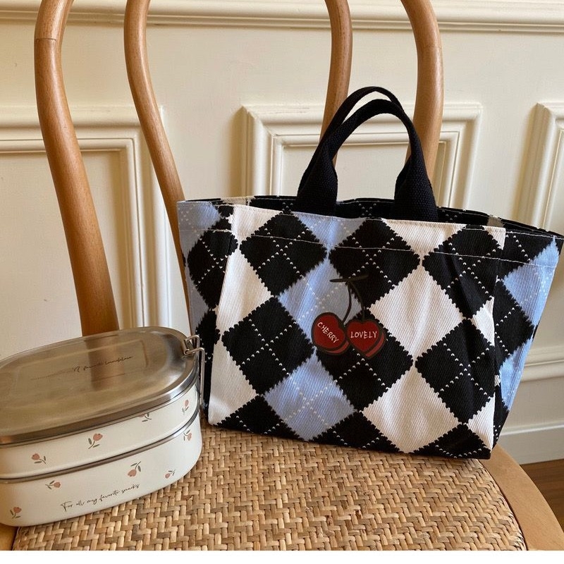 Geantă Tote din pânză cu imprimeu carouri și cireșe, formă pătrată mică, deschidere deschisă, buzunar pentru ID, bretele duble, căptușeală Oxford