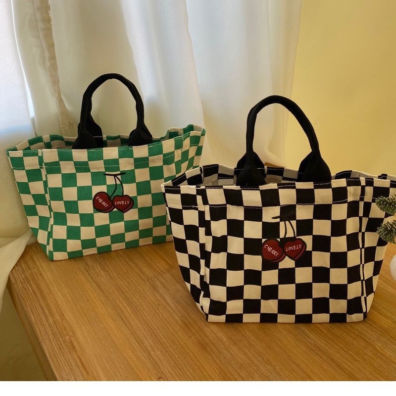Geantă Tote din pânză cu imprimeu carouri și cireșe, formă pătrată mică, deschidere deschisă, buzunar pentru ID, bretele duble, căptușeală Oxford
