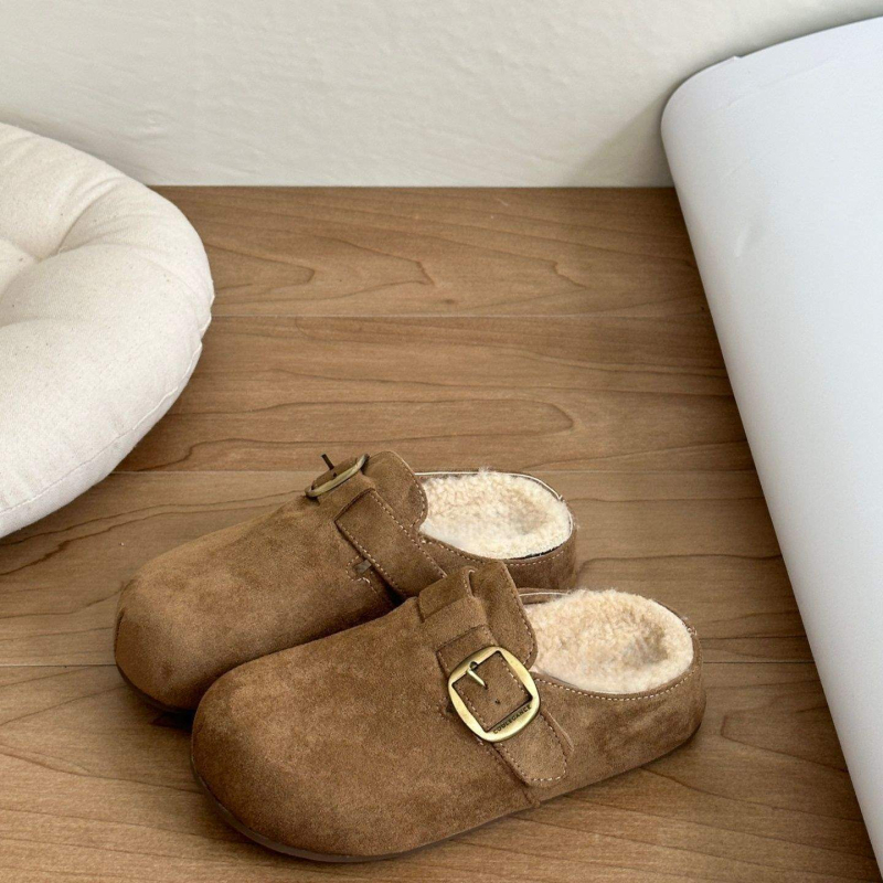 Papuci de copii cu talpă groasă în stil Birkenstock, partea superioară pufoasă, vârf închis, talpă din cauciuc, lansare iarnă 2024