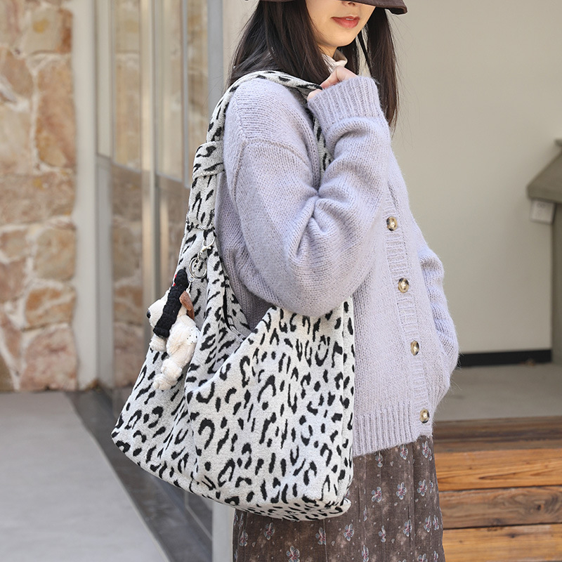 Geantă pentru subraț din lână, stil stradal, închidere magnetică, buzunar pentru telefon, cu o curea