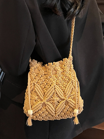 Bucket bag od pletene materije | Urbani jednostavan stil | Zatvaranje šniranjem | Unutarnji džep sa zatvaračem | Podstava: poliester