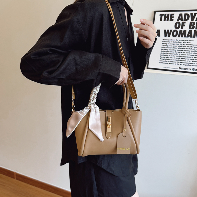 Geantă bucket în stil street, material PU, închidere cu lacăt, buzunar intern pentru telefon, vara 2025