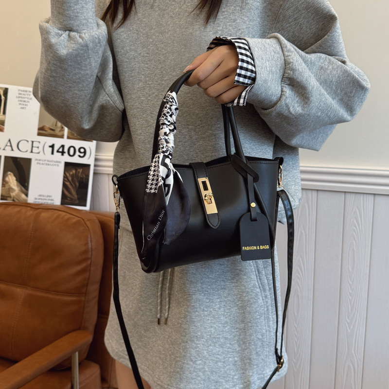 Geantă bucket în stil street, material PU, închidere cu lacăt, buzunar intern pentru telefon, vara 2025