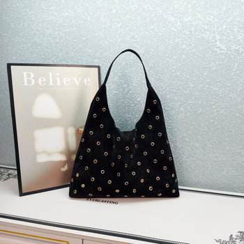 Geantă de umăr cu buline • velur din piele de cerb • închidere magnetică • buzunare interioare pentru telefon și documente • Iarnă 2025