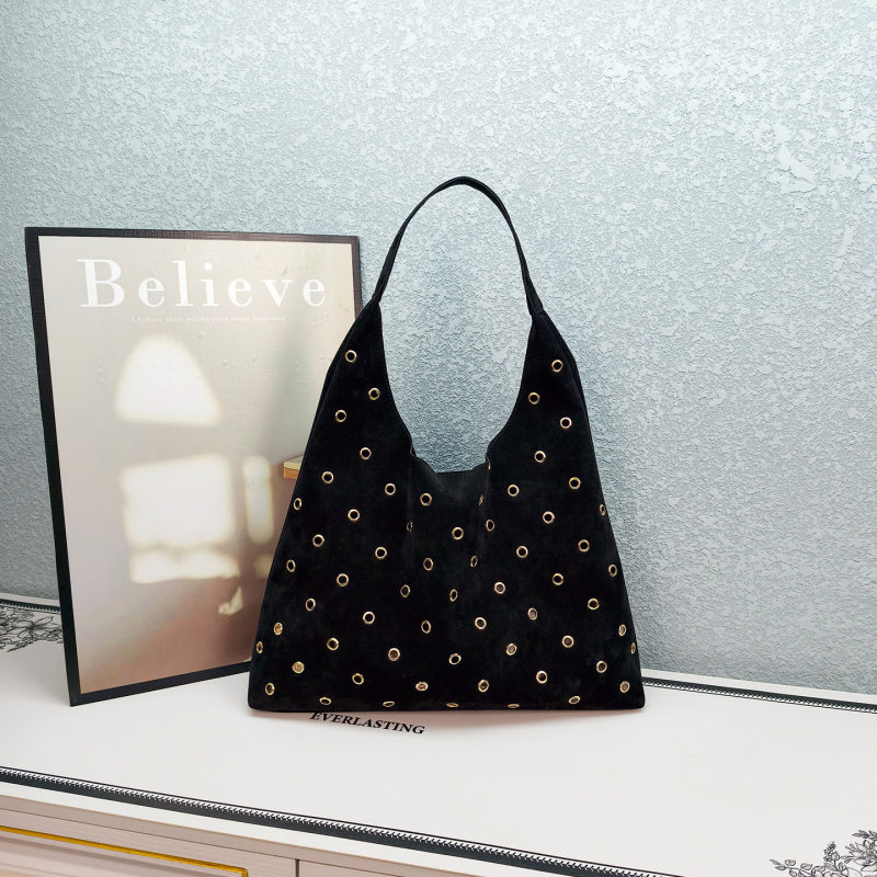 Geantă de umăr cu buline • velur din piele de cerb • închidere magnetică • buzunare interioare pentru telefon și documente • Iarnă 2025