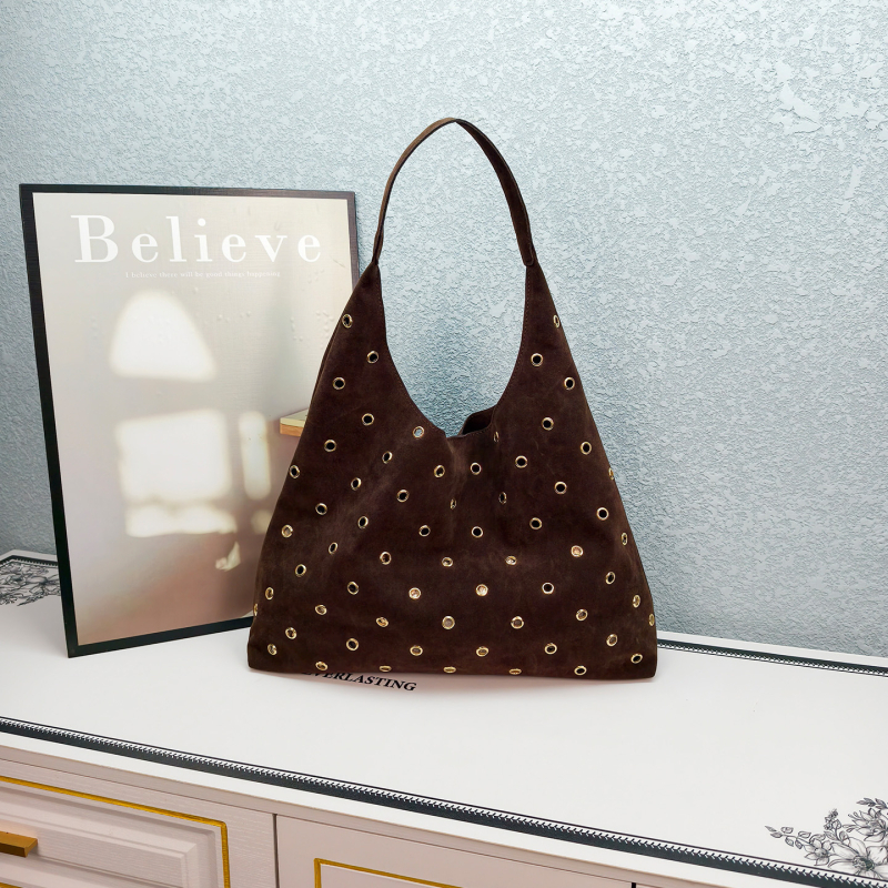 Geantă de umăr cu buline • velur din piele de cerb • închidere magnetică • buzunare interioare pentru telefon și documente • Iarnă 2025