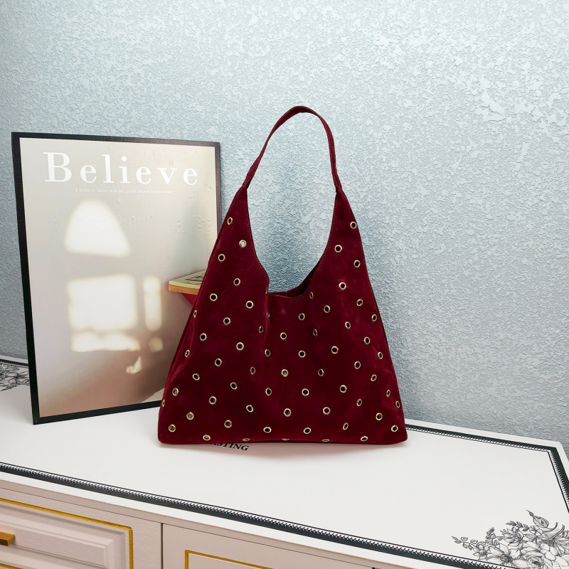 Geantă de umăr cu buline • velur din piele de cerb • închidere magnetică • buzunare interioare pentru telefon și documente • Iarnă 2025