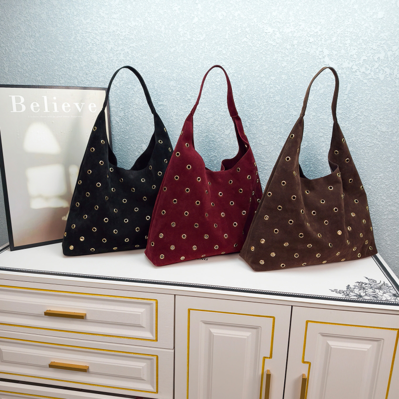 Geantă de umăr cu buline • velur din piele de cerb • închidere magnetică • buzunare interioare pentru telefon și documente • Iarnă 2025