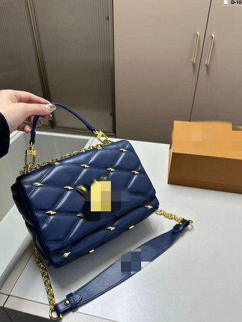 Kožna torbica s quilted dizajnom, vertikalni kvadratni oblik, zatvaranje poklopcem, unutarnji džepovi za telefon i dokumente, gradski stil, nosenje na jedno rame