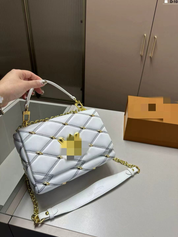 Kožna torbica s quilted dizajnom, vertikalni kvadratni oblik, zatvaranje poklopcem, unutarnji džepovi za telefon i dokumente, gradski stil, nosenje na jedno rame