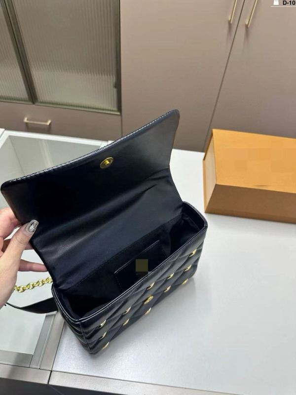Kožna torbica s quilted dizajnom, vertikalni kvadratni oblik, zatvaranje poklopcem, unutarnji džepovi za telefon i dokumente, gradski stil, nosenje na jedno rame