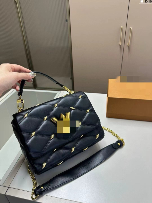 Kožna torbica s quilted dizajnom, vertikalni kvadratni oblik, zatvaranje poklopcem, unutarnji džepovi za telefon i dokumente, gradski stil, nosenje na jedno rame