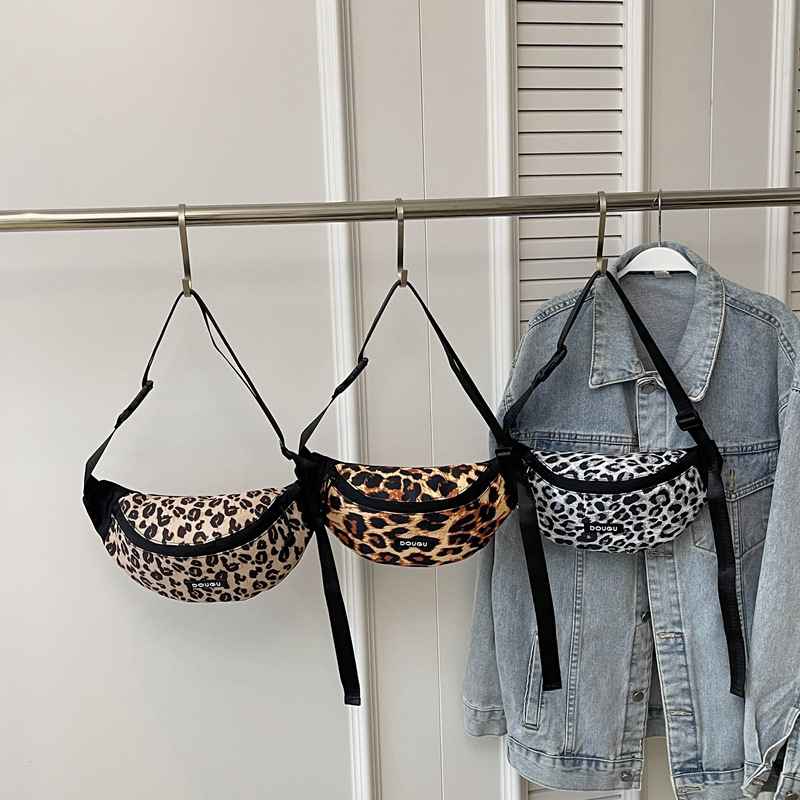 Ženska crossbody torba s leopard printom, gradski stil, proljeće 2026, podstava poliester, zatvaranje zipom, unutarnja džep sa zipom i džep za telefon, vanjski džep tip patch