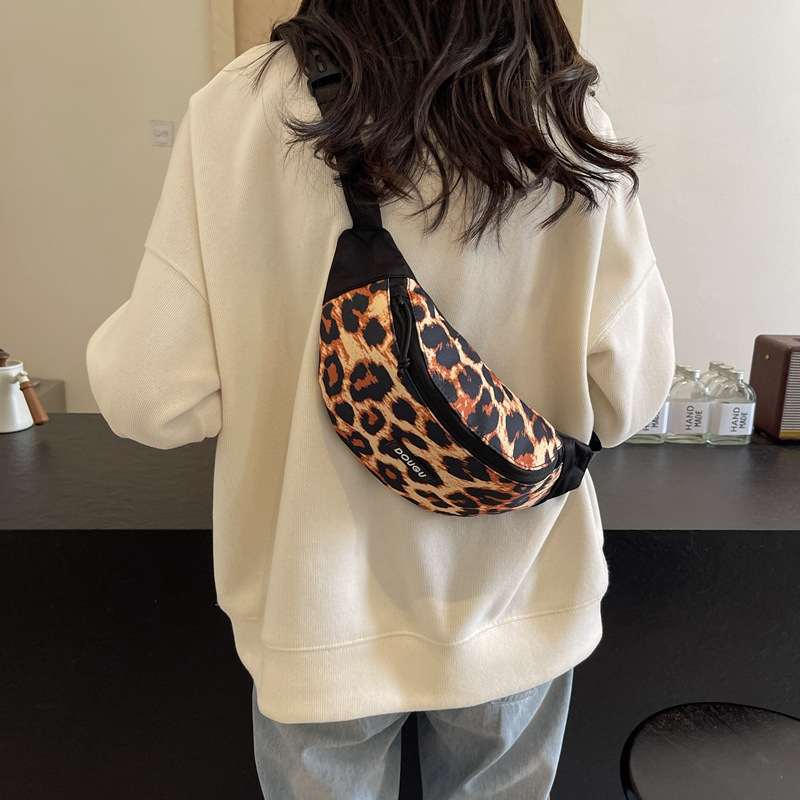 Ženska crossbody torba s leopard printom, gradski stil, proljeće 2026, podstava poliester, zatvaranje zipom, unutarnja džep sa zipom i džep za telefon, vanjski džep tip patch