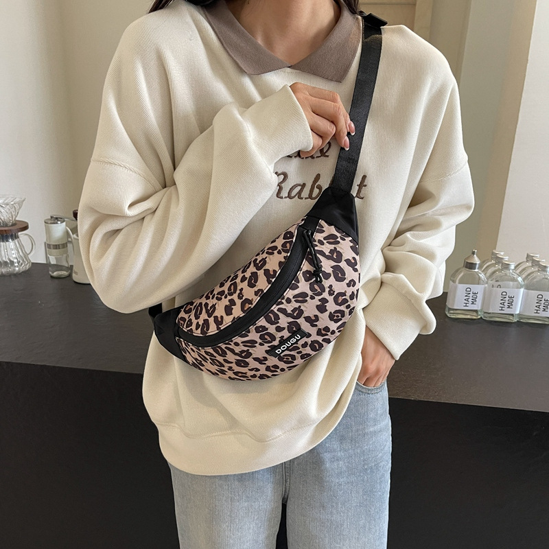 Ženska crossbody torba s leopard printom, gradski stil, proljeće 2026, podstava poliester, zatvaranje zipom, unutarnja džep sa zipom i džep za telefon, vanjski džep tip patch