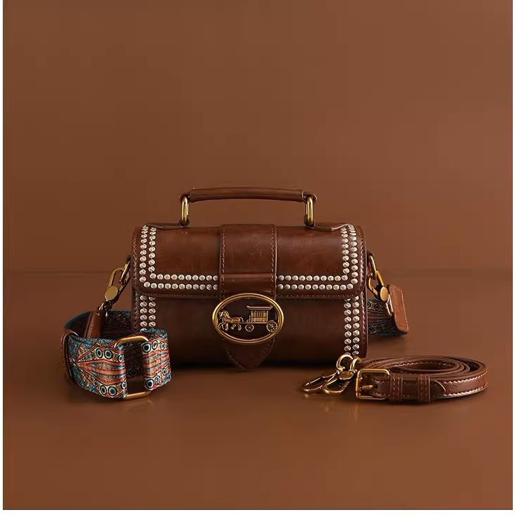 PVC crossbody torba s urbanim minimalističkim stilom, vodoravni kvadratni oblik, zatvoren otvor, poliester podstava