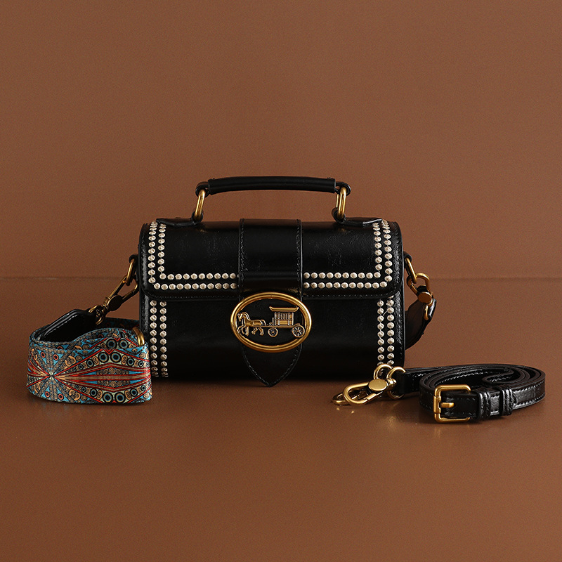 PVC crossbody torba s urbanim minimalističkim stilom, vodoravni kvadratni oblik, zatvoren otvor, poliester podstava