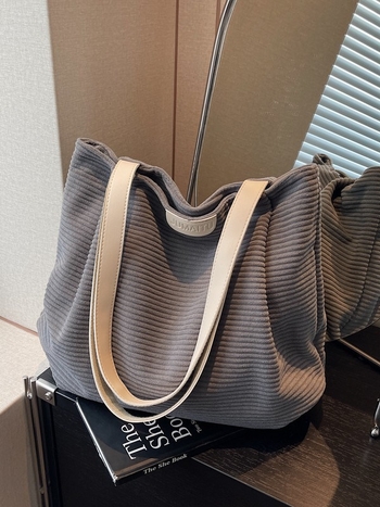 Torba Tote za svakodnevnu upotrebu | Materijal: platno • Zatvaranje: zip • Unutarnja pretinac za telefon • Podstava: poliester • Stil: street trend