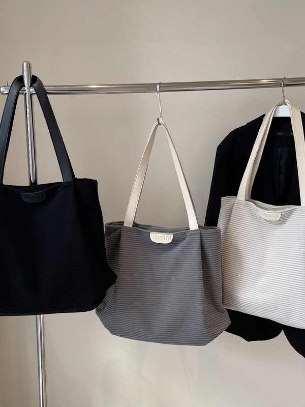 Torba Tote za svakodnevnu upotrebu | Materijal: platno • Zatvaranje: zip • Unutarnja pretinac za telefon • Podstava: poliester • Stil: street trend