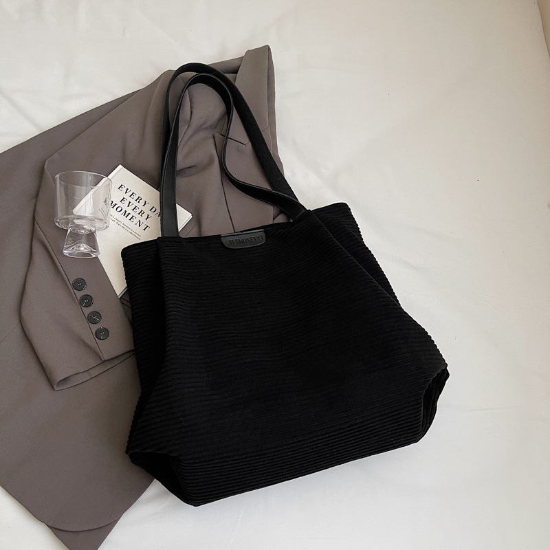 Torba Tote za svakodnevnu upotrebu | Materijal: platno • Zatvaranje: zip • Unutarnja pretinac za telefon • Podstava: poliester • Stil: street trend