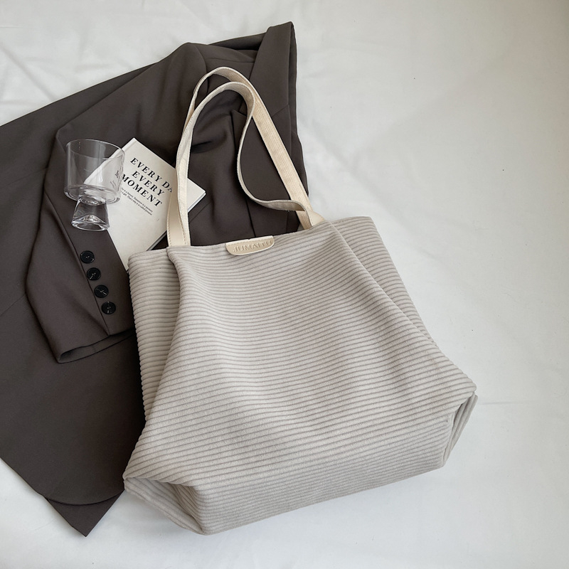 Torba Tote za svakodnevnu upotrebu | Materijal: platno • Zatvaranje: zip • Unutarnja pretinac za telefon • Podstava: poliester • Stil: street trend