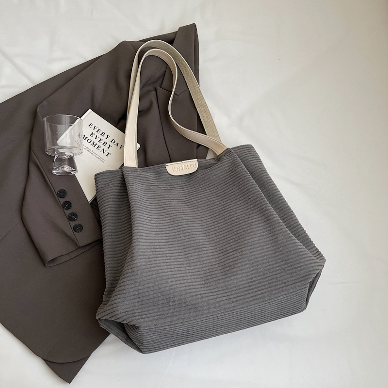 Torba Tote za svakodnevnu upotrebu | Materijal: platno • Zatvaranje: zip • Unutarnja pretinac za telefon • Podstava: poliester • Stil: street trend