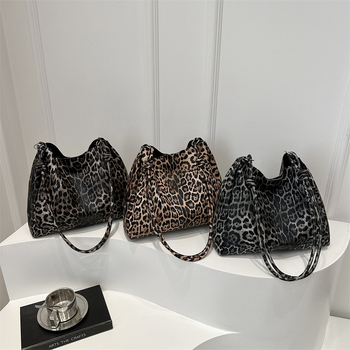 PU torba s leopard uzorkom, gradski stil jednostavnosti, torba u obliku kanta, magnetsko zatvaranje, unutarnji džep za telefon, poliester podstava, izdanje jesen 2025