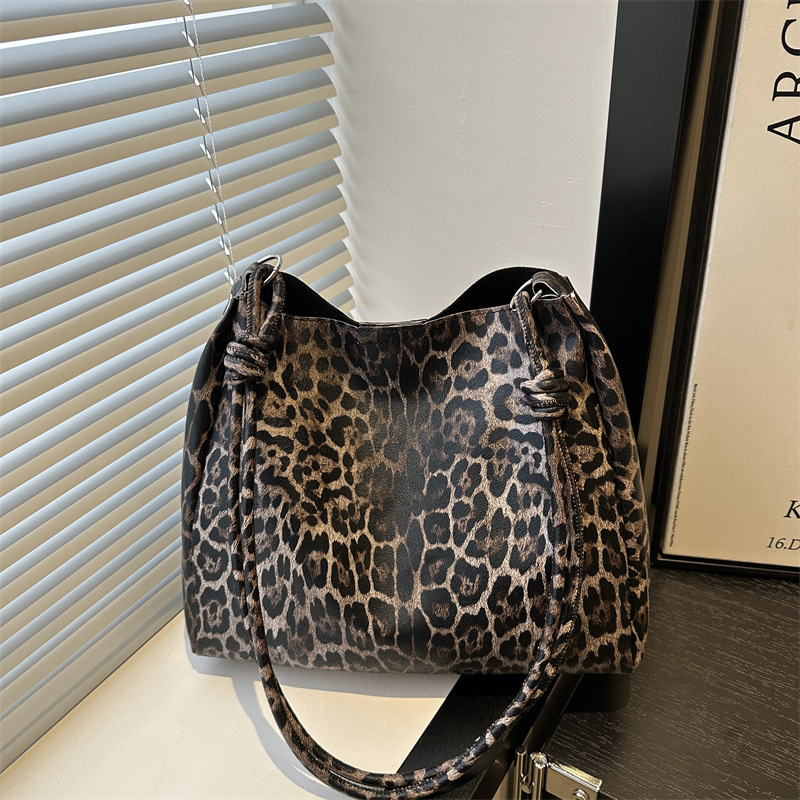 PU torba s leopard uzorkom, gradski stil jednostavnosti, torba u obliku kanta, magnetsko zatvaranje, unutarnji džep za telefon, poliester podstava, izdanje jesen 2025