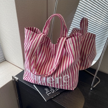 Geantă tote din canvas, stil street-trend, închidere cu lacăt, căptușeală din poliester, curele de umăr duble