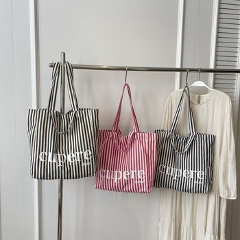 Geantă tote din canvas, stil street-trend, închidere cu lacăt, căptușeală din poliester, curele de umăr duble