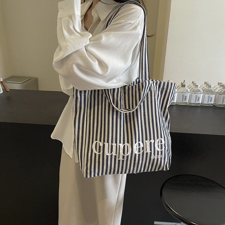 Geantă tote din canvas, stil street-trend, închidere cu lacăt, căptușeală din poliester, curele de umăr duble