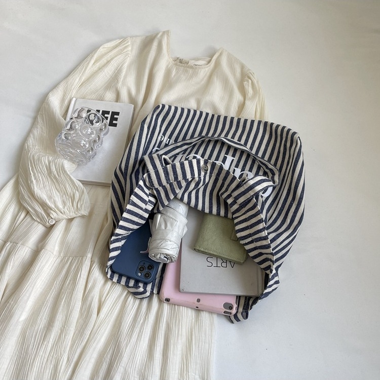 Geantă tote din canvas, stil street-trend, închidere cu lacăt, căptușeală din poliester, curele de umăr duble